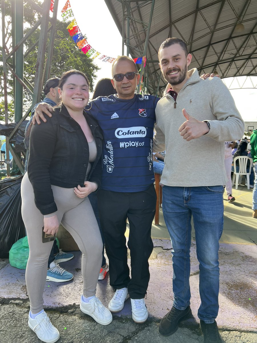 Sebastobonl's tweet photo. Seguimos el recorrido por todas las Veredas celebrando el día del campesino y de la mujer rural, que emocionante es encontrarnos con amigos de nuestro equipo. #ConVosPodemos https://t.co/y5rs8WM72d