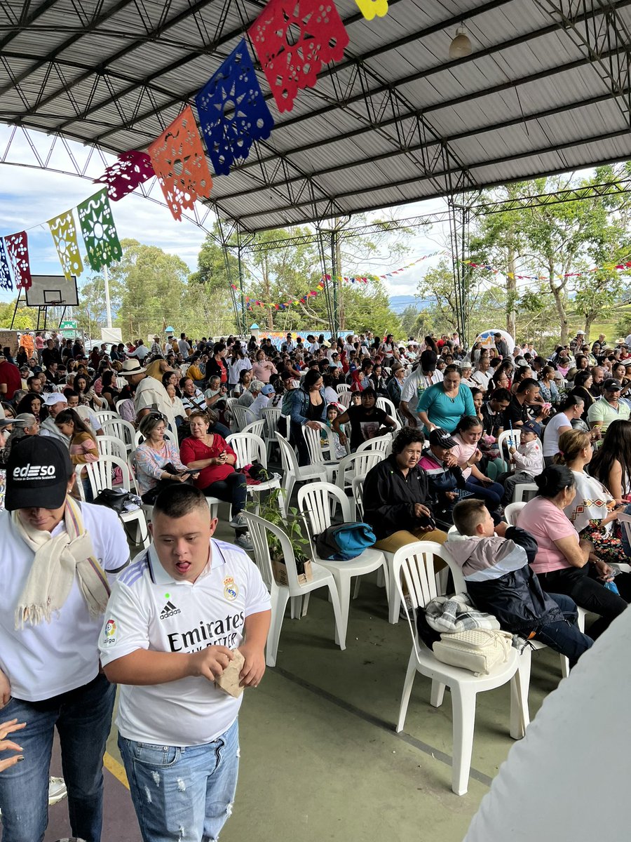 Sebastobonl's tweet photo. Seguimos el recorrido por todas las Veredas celebrando el día del campesino y de la mujer rural, que emocionante es encontrarnos con amigos de nuestro equipo. #ConVosPodemos https://t.co/y5rs8WM72d