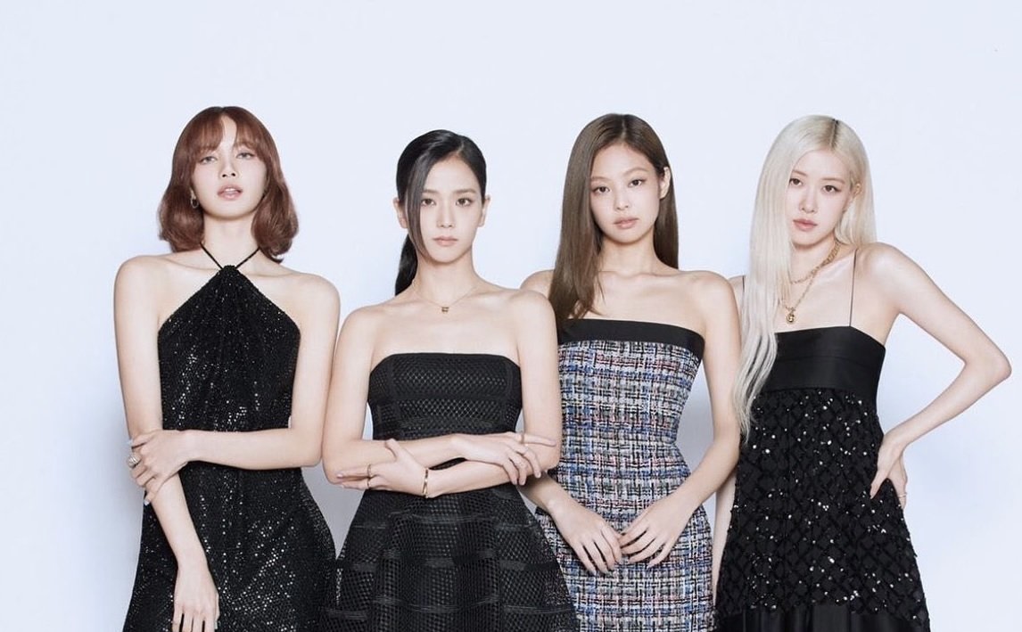 gorgeous4ew's tweet photo. فرقة BLACKPINK يفوزون بجائزة "فرقة السنة" في حفل #VMAss لتصبح أول فرقة كيبوب نسائية تفوز بالجائزة 🤩. https://t.co/DTzBsMn3XS