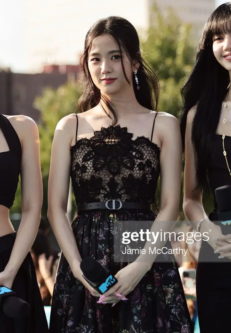Châu Bùi săn ảnh Jisoo BlackPink khi dự show Dior Thu Đông 2023