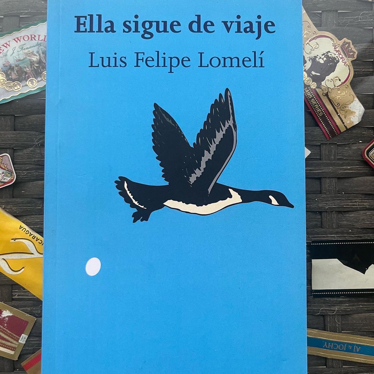 PerezaEdiciones's tweet photo. Adios al domingo acompañado de @Lfelipelomeli
#Elemigrante
—¿Olvida usted algo?
—Ojalá https://t.co/tTox30j2Be