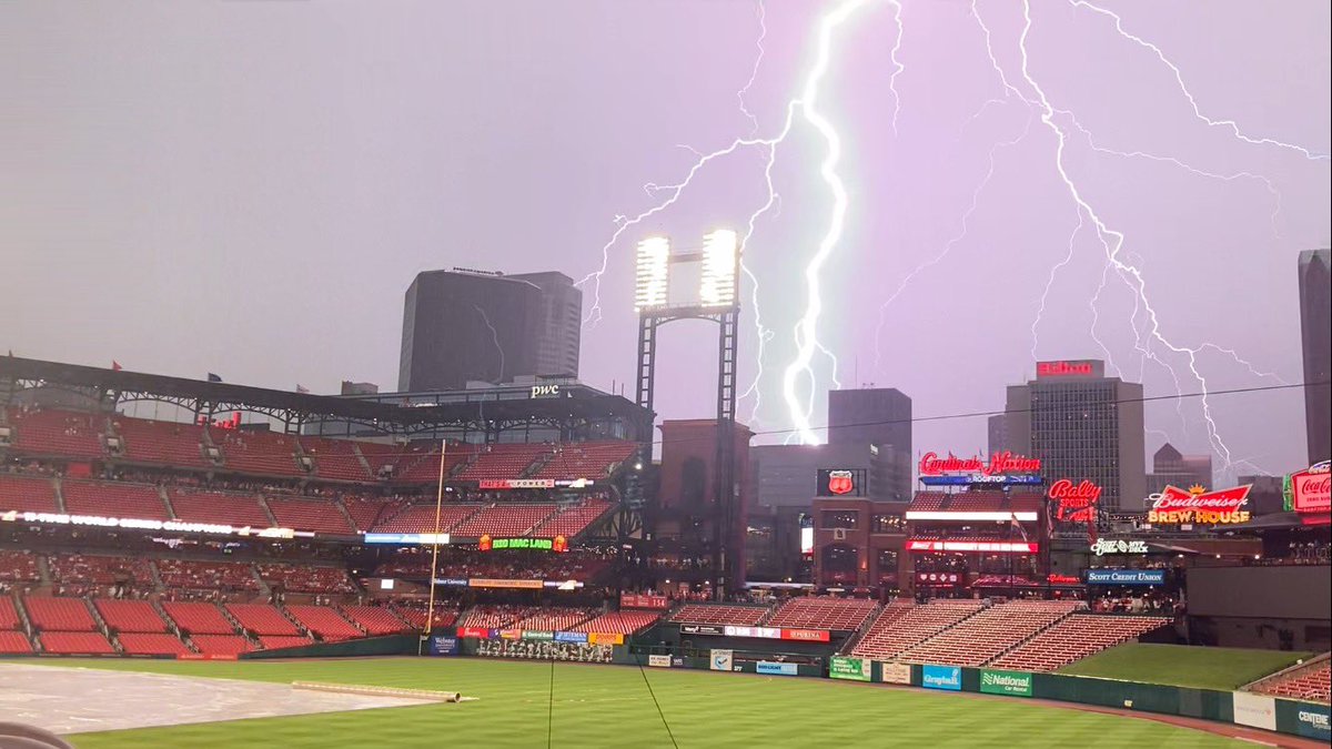 FastAccessHCare's tweet image. ⁦@STLCards_Nation⁩  ⁦⁦@espn⁩ ⁦@atlbravesnation⁩ . this strike was captured by Logan Kerley during the rain delay with ATL