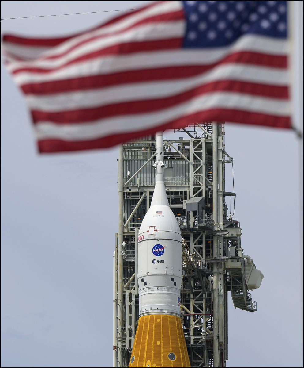 nasahqphoto's tweet image. The #Artemis I @NASA_SLS and @NASA_Orion are seen at Launch Pad 39B the day before launch. The launch window opens at 8:33 a.m. ET Aug. 29. More 📷: flic.kr/s/aHBqjzG1pG