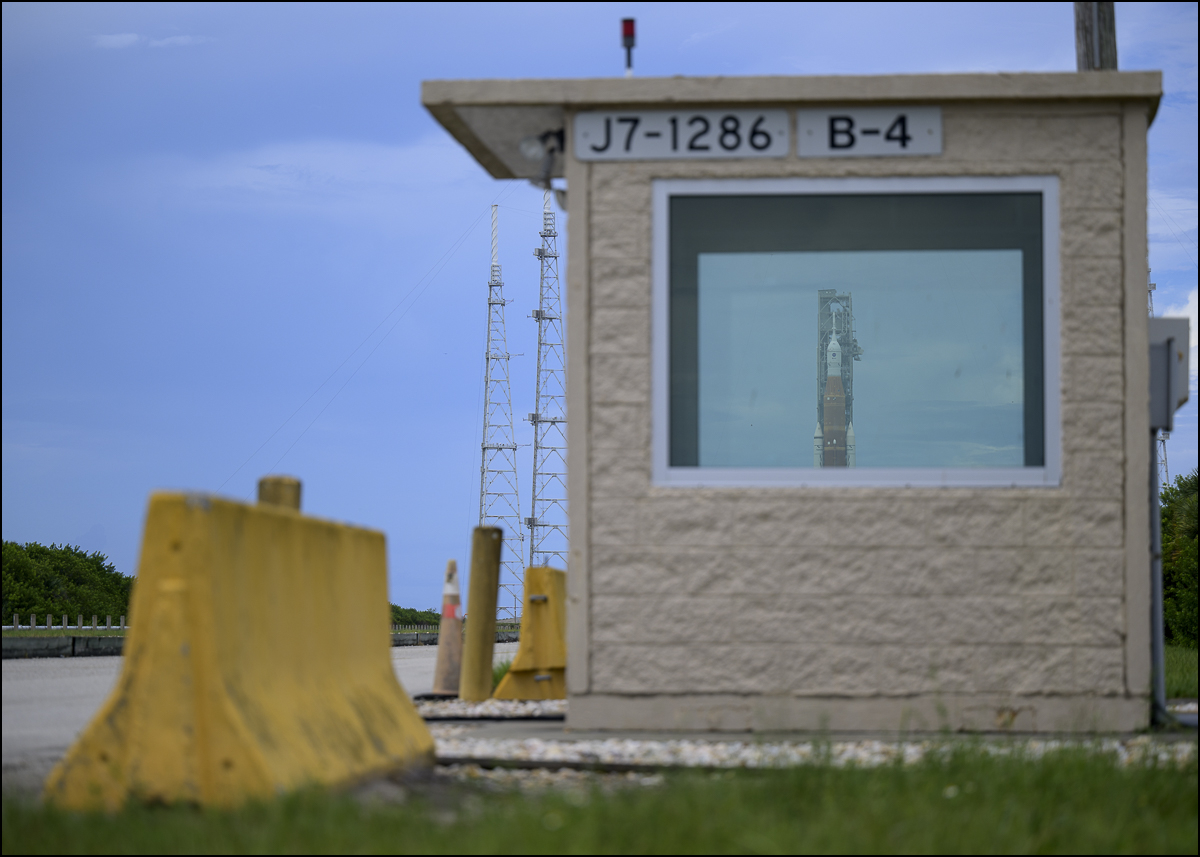 nasahqphoto's tweet image. The #Artemis I @NASA_SLS and @NASA_Orion are seen at Launch Pad 39B the day before launch. The launch window opens at 8:33 a.m. ET Aug. 29. More 📷: flic.kr/s/aHBqjzG1pG
