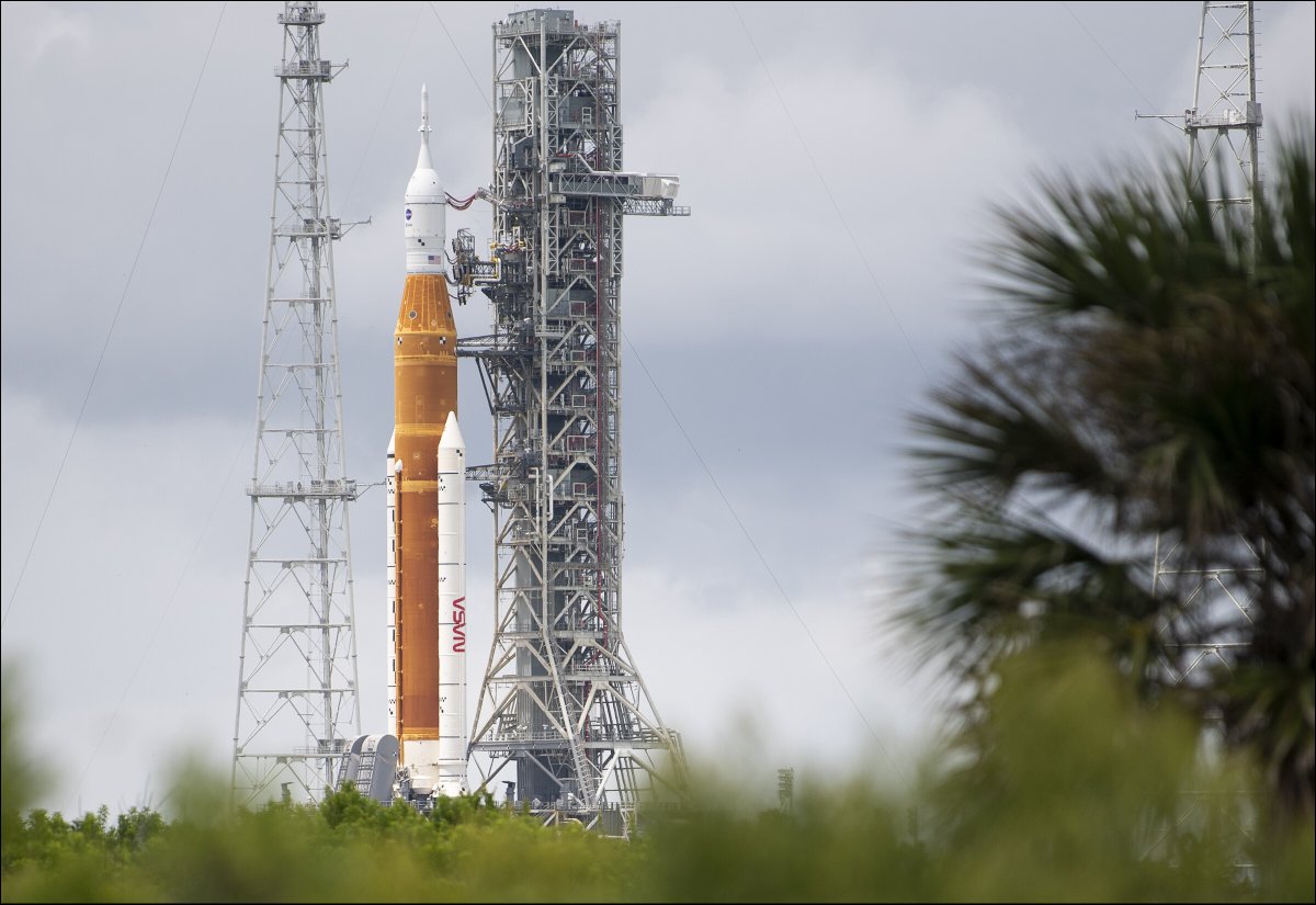 nasahqphoto's tweet image. The #Artemis I @NASA_SLS and @NASA_Orion are seen at Launch Pad 39B the day before launch. The launch window opens at 8:33 a.m. ET Aug. 29. More 📷: flic.kr/s/aHBqjzG1pG
