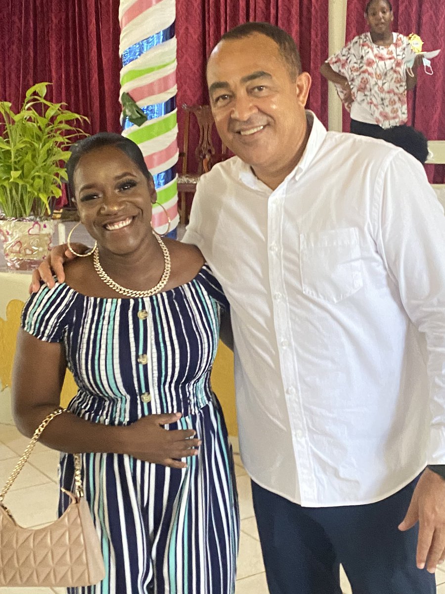 tkmsingh's tweet photo. I love ❤️ the love ❤️ they have for u @christufton - my favorite 😍 photo of Us - Education is Key - Former Head Boy - Novia @novia_ramsay mi know y u love him #ManchesterHigh 😁❤️🤓 https://t.co/ZliFbq83tA