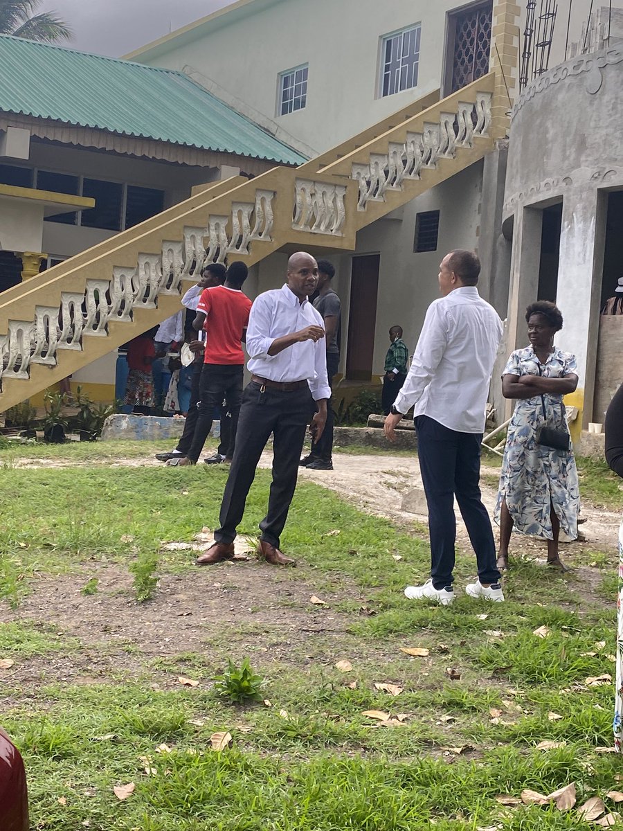 tkmsingh's tweet photo. I love ❤️ the love ❤️ they have for u @christufton - my favorite 😍 photo of Us - Education is Key - Former Head Boy - Novia @novia_ramsay mi know y u love him #ManchesterHigh 😁❤️🤓 https://t.co/ZliFbq83tA