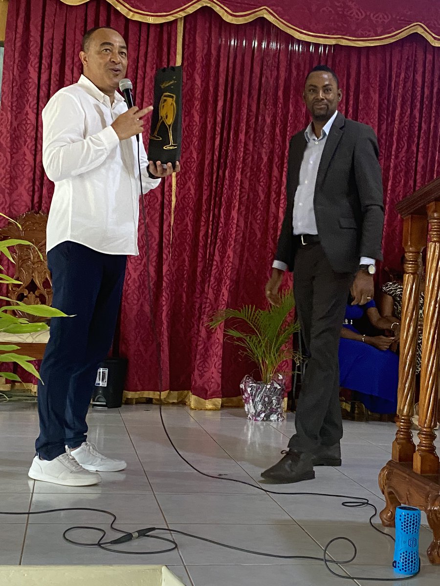 tkmsingh's tweet photo. I love ❤️ the love ❤️ they have for u @christufton - my favorite 😍 photo of Us - Education is Key - Former Head Boy - Novia @novia_ramsay mi know y u love him #ManchesterHigh 😁❤️🤓 https://t.co/ZliFbq83tA
