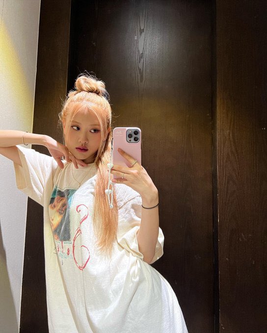 haeriingf's tweet photo. rosé te amo cada día más https://t.co/qjEmFN0VOd