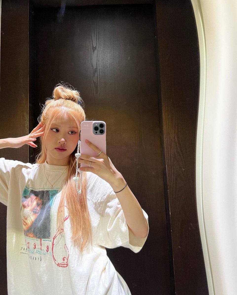 haeriingf's tweet photo. rosé te amo cada día más https://t.co/qjEmFN0VOd