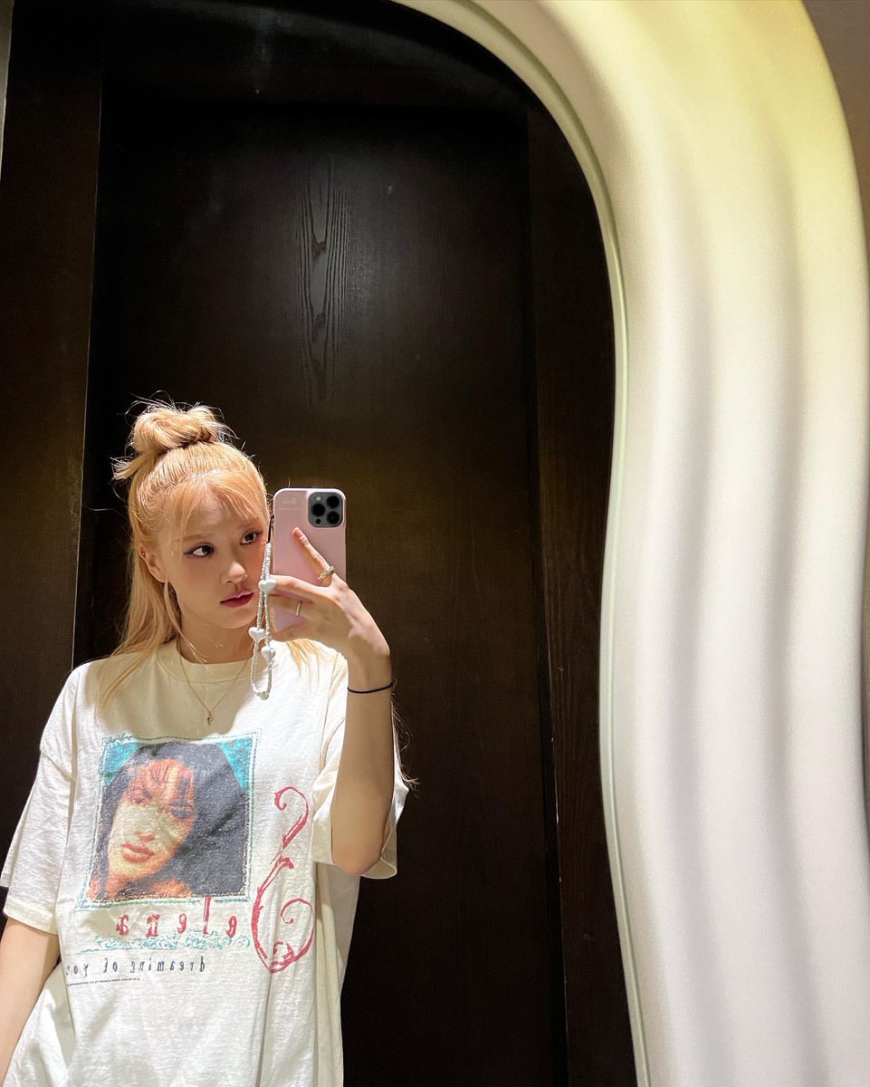 haeriingf's tweet photo. rosé te amo cada día más https://t.co/qjEmFN0VOd