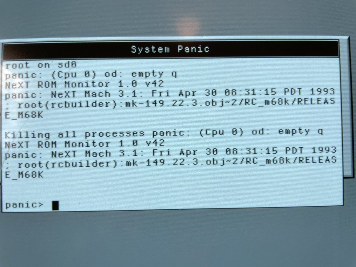 maccyandme's tweet image. Any #nextcomputer fans out there know what “Empty q” means ? Booting from a NeXT computer 🖥️ #apple #nextstep #help