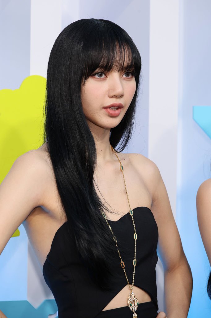 Doesn’t Lisa look absolutely gorgeous on the red carpet ? Give us 327 RT and 127 Replies !!! Let’s go !! Lilies in the house !!!! 

LALISA TAKES OVER VMAs
#LisaHitsMTVStage