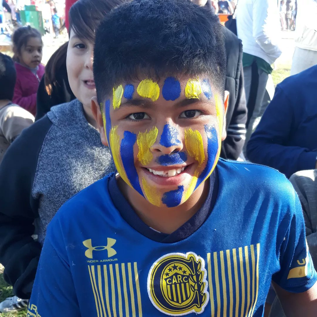 CARCSocial's tweet photo. Hicimos sorteos de camisetas y regalamos posters, libros de cuentos y golosinas 😁

👦👧 También estuvieron Angelito y Silvina sacándose fotos con las familias canallas. 

#CARCSocial https://t.co/abENBMhVMk