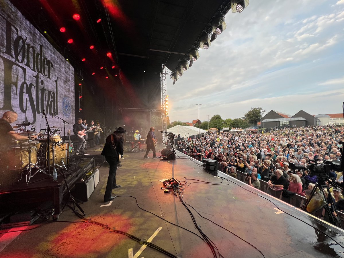 MavericksMusic's tweet photo. And we’re off!! 💨 Thank you @TonderFestival and everyone who came out for an amazing European Tour kickoff in Denmark 🌲 Up next: tomorrow night @AmagerBio in beautiful Copenhagen! Still a few tickets left so come on out and see us 💃🕺🏻

🎥 @mavericksmike #TheMavericks https://t.co/1LYKqrCUkx