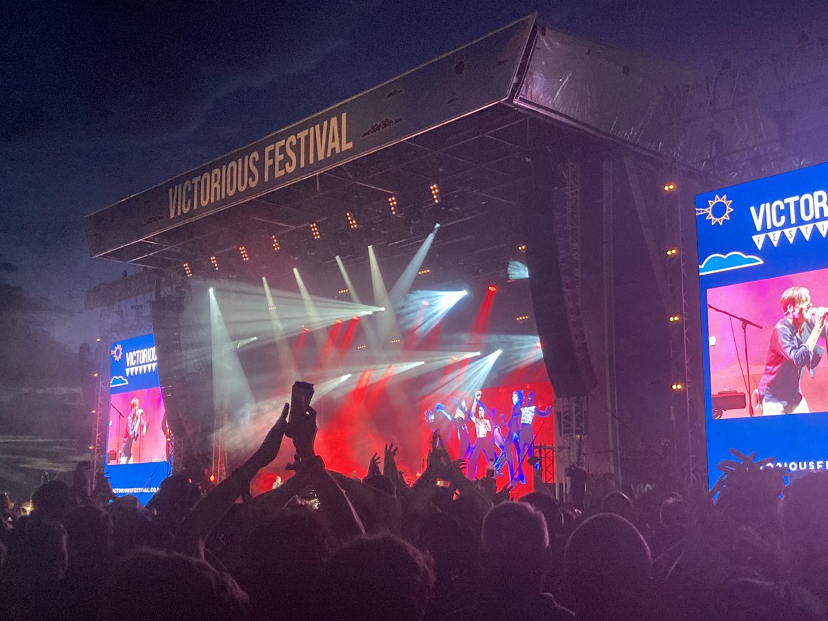 JossRoupell's tweet photo. Amazing set from @suede at @victoriousfestival https://t.co/xTZdpVQEWB