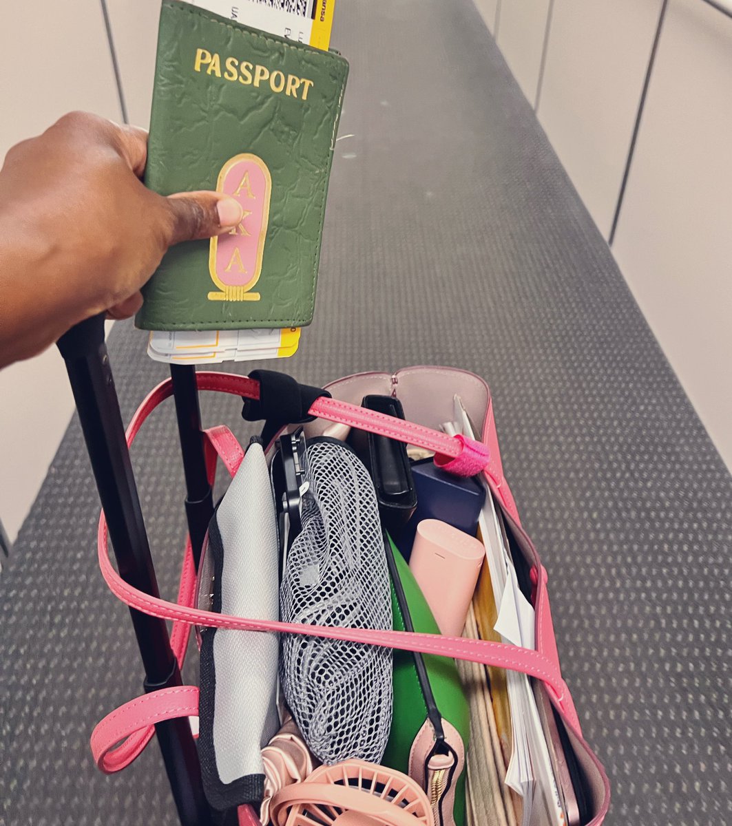 IPProfEvans's tweet photo. Feet up, shades down. My own first classy row for fifty eleven hours? Priceless. 

And “everything I need is in my bag.” Clearly 😂

Let’s riiiide. Next stop, 🇮🇹 and 🇫🇷.

Hold my calls. For 5 weeks. 🥳
#CEOofMe #AdvantageEvans #relaxrelaterelease #andwrite #workhardplayharder https://t.co/E6hkRA6rqm