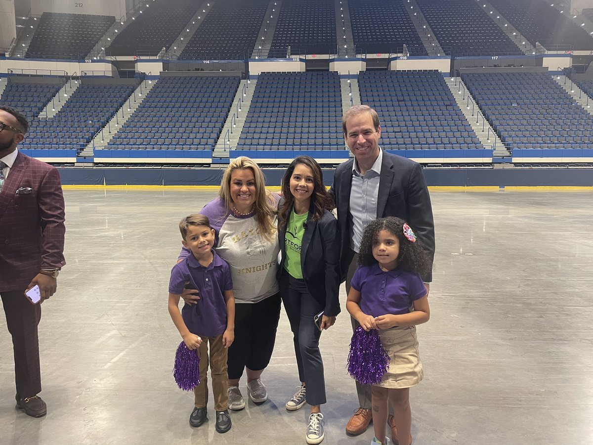 NaylorKnights's tweet photo. On Thursday 2 brave knights lead the Pledge of Allegiance at Convocation!Our first graders also welcomed back teachers, hung out with the Superintendent and introduced the Mayor of Hartford. #WeAreHPS #knightscastle @Hartford_Public @HartfordSuper @MayorBronin @DreamBigReadBig https://t.co/mXZb9RZUyn