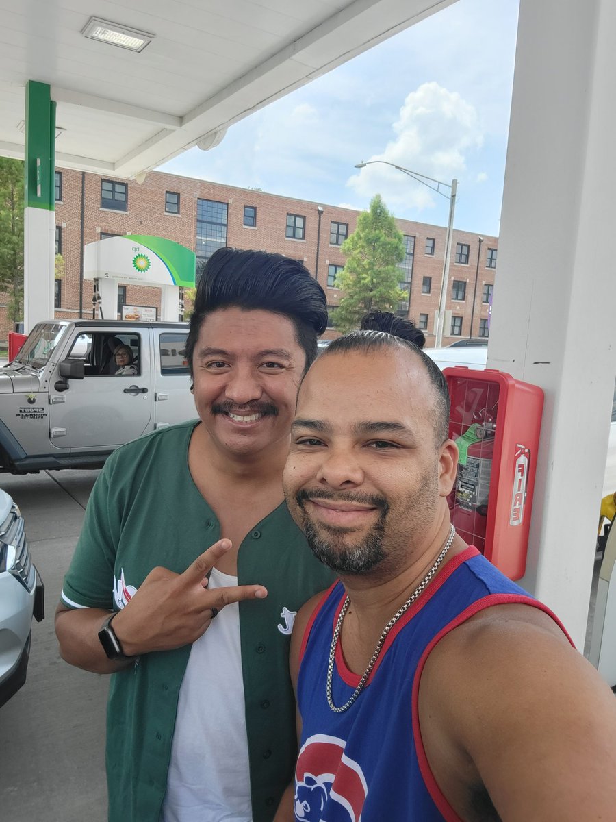 maqdaddy1's tweet photo. Bumped into one of the funniest people in Chicago radio. @RufioRadio is a solid dude. Super approachable guy. Next time I got you on that sandlot burger 🍔  😆 https://t.co/U3WLVsYw7D