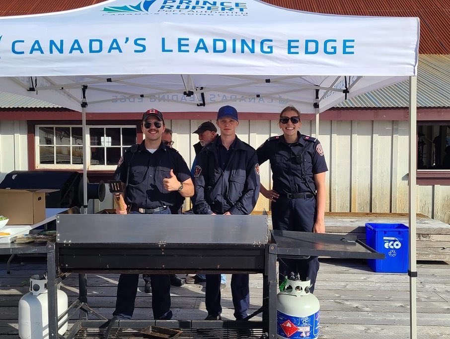 mikemcd79's tweet photo. This past Friday, the #PEVFD crew were volunteering their time for our friends @NPCannery and showing off their burger-flipping skills. 🍔 https://t.co/gGOLJWbE1v