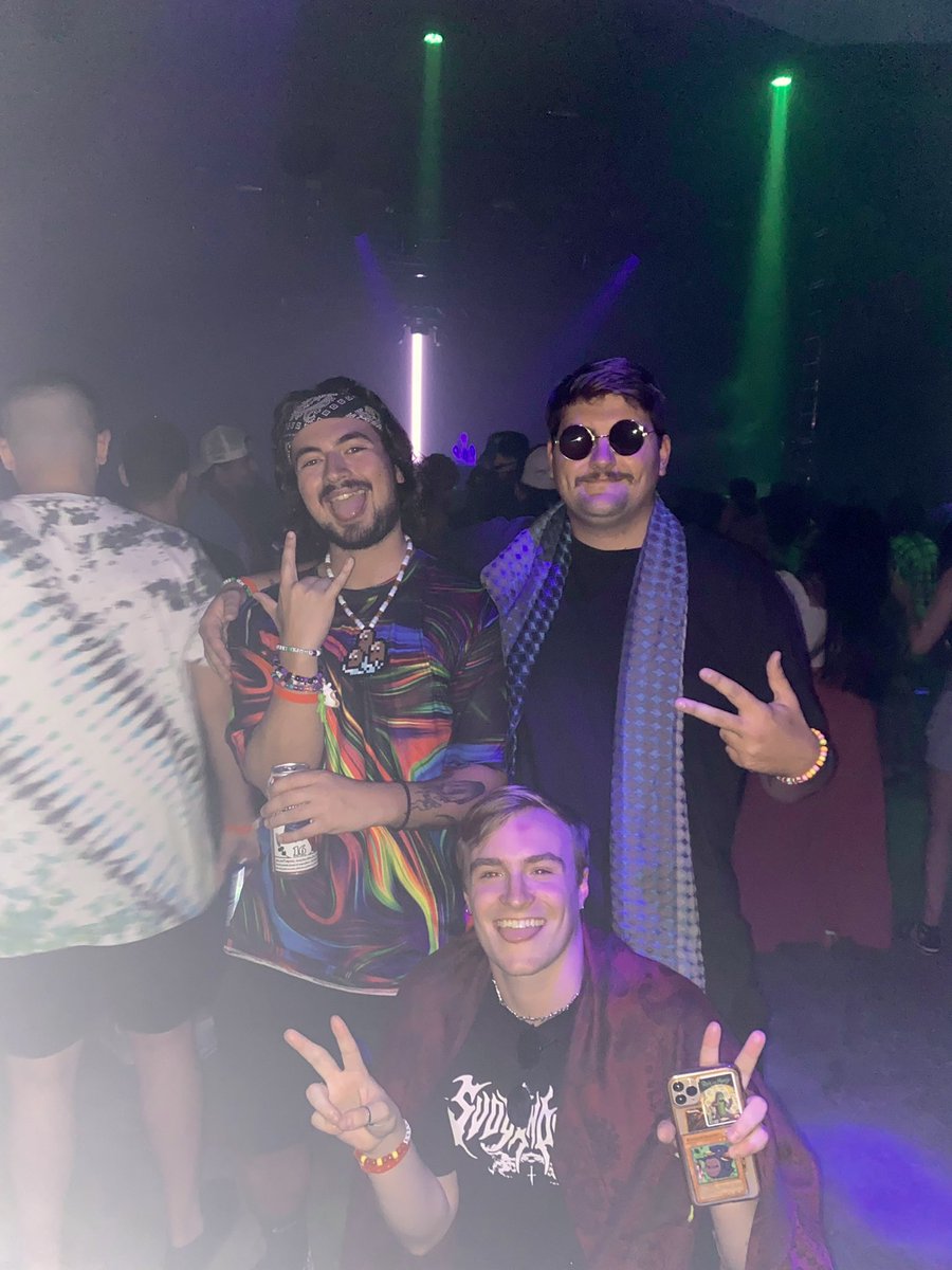 robertescobar33's tweet photo. we know how to throw it the fuck down👁💨 https://t.co/32ix4HwSRw