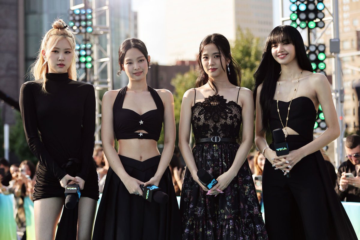 siapayahayoo's tweet photo. asli pada cantik2 banget dan keliahatan ya mahalnya🫣 huhu
proud of you guys🖤🥹

TASTE THAT VENOM ON VMA
#BLACKPINKInYourVMAs #PinkVenom  @BLACKPINK https://t.co/Ihq04JKyU4