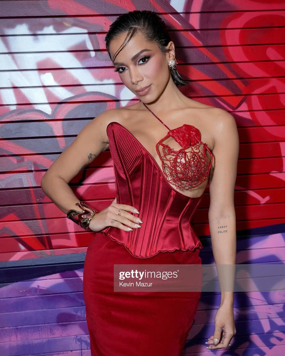 nobkstage's tweet photo. DESLUMBRANTE, QUEEN OF BRAZIL! #Anitta acaba de chegar no tapete do #VMA22. Á programação da premiação será transmitida, AO VIVO, diretamente do Prudential Center, hoje, 28, às 21h, na MTV. Anitta ainda aproveitou para tietar #Blackpink! Haha
(📸| Getty Images) https://t.co/kE3vfsvKx8