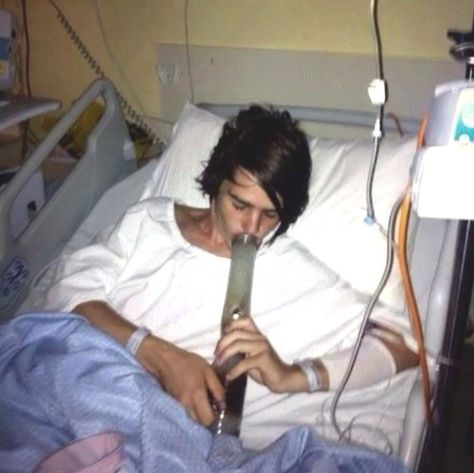 JointCommunity's tweet photo. Bong instead of narcosis

#Jointoclock #weedsmokers #WeedLovers #Weedmob #WeedLife #WeedLover #CannabisCommunity  #STONER  #Mmemberville #StonerFam https://t.co/VHgvqqRH90
