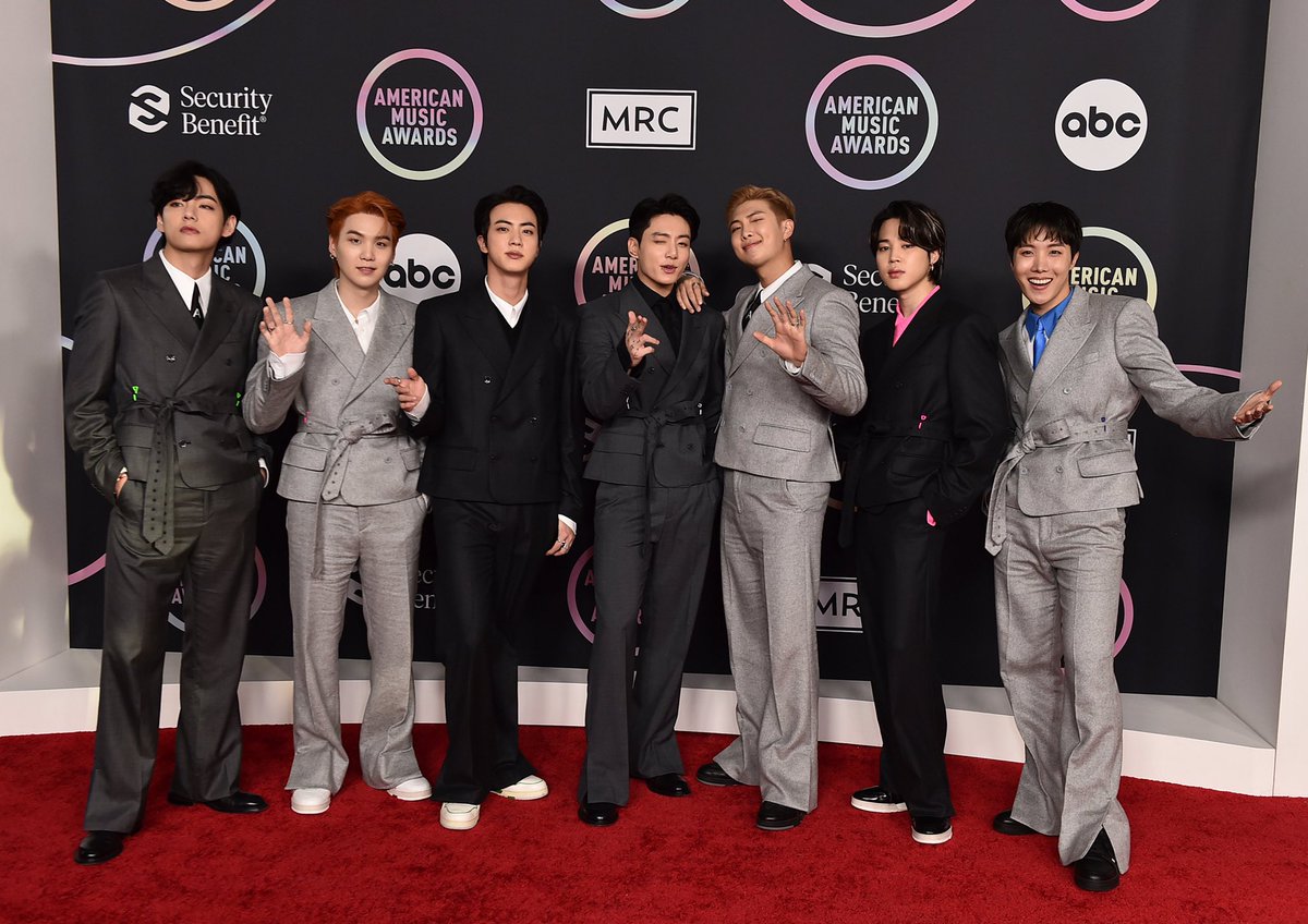 lilonekook's tweet photo. i’m so proud of you my loves! 🥺
always &amp; forever and no matter what 💜 @BTS_twt

BTS PAVED THE WAY 
BTS WORLD DOMINATION
BTS GLOBAL DOMINATION  
BTS DOMINATES TONIGHT
#BTSReComeback2022
#BORACARPET https://t.co/brlBsZgiVH