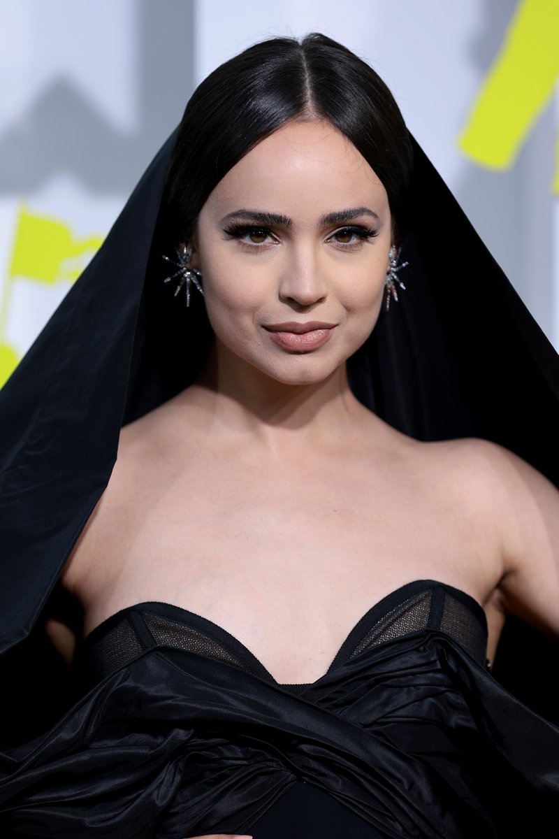 Sofia Carson is stunning at the #VMAs.