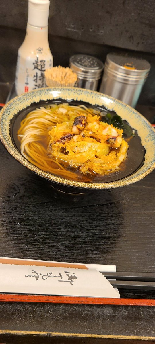 gamagang2's tweet photo. そばの陣
ゲソ天そば

茹でたての麺揚げたてのゲソ天
アッサリとしたつゆ最高です😋

#立ち食いそば
#路麺 https://t.co/oOWbLON25t