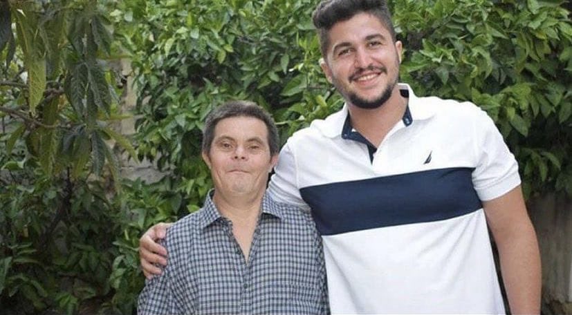 terziomer's tweet image. Tam 25 yıl bir fabrikda çalışmış ve oğlunu okutarak doktor olmasını sağlayan Down sendromlu bir baba ve babasıyla gurur duyan oğlu... Mutluluğun resmi bu değil midir Abidin? 👏🏼