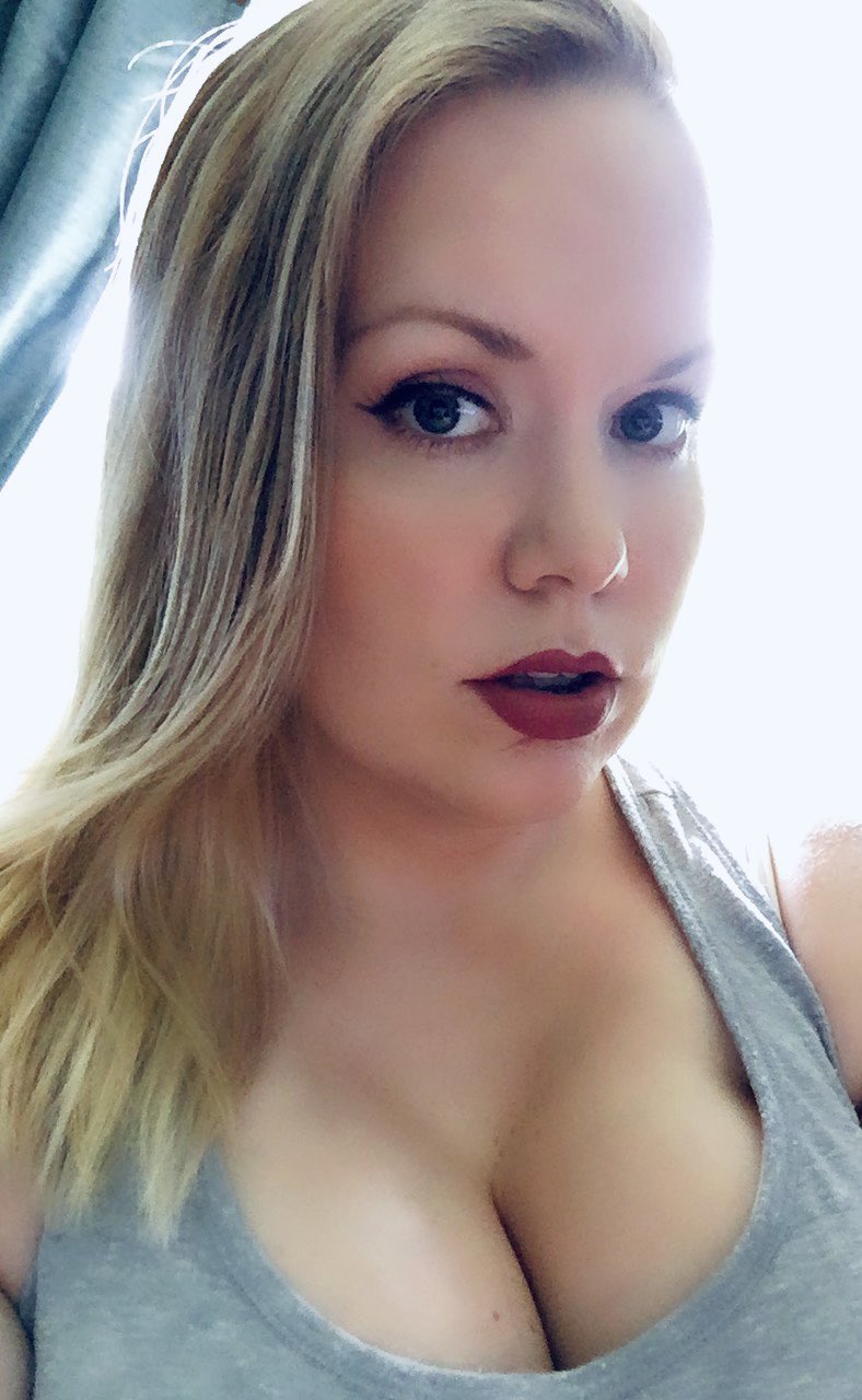 bella-lovelee-on-twitter-wanna-get-lost-in-my-eyes-baby-model