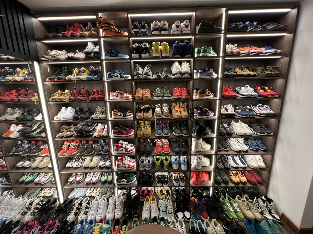 Arranque con 2 pares y un armario sin puerta.