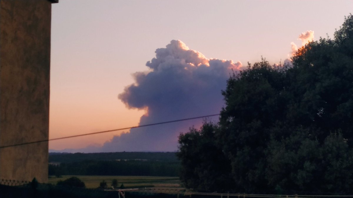 El humo esta tarde del #IFCampoDeTiroElTeleno y peor fue verlo arder anoche para este lado del Teleno desde la puerta de casa 😔 #astorga