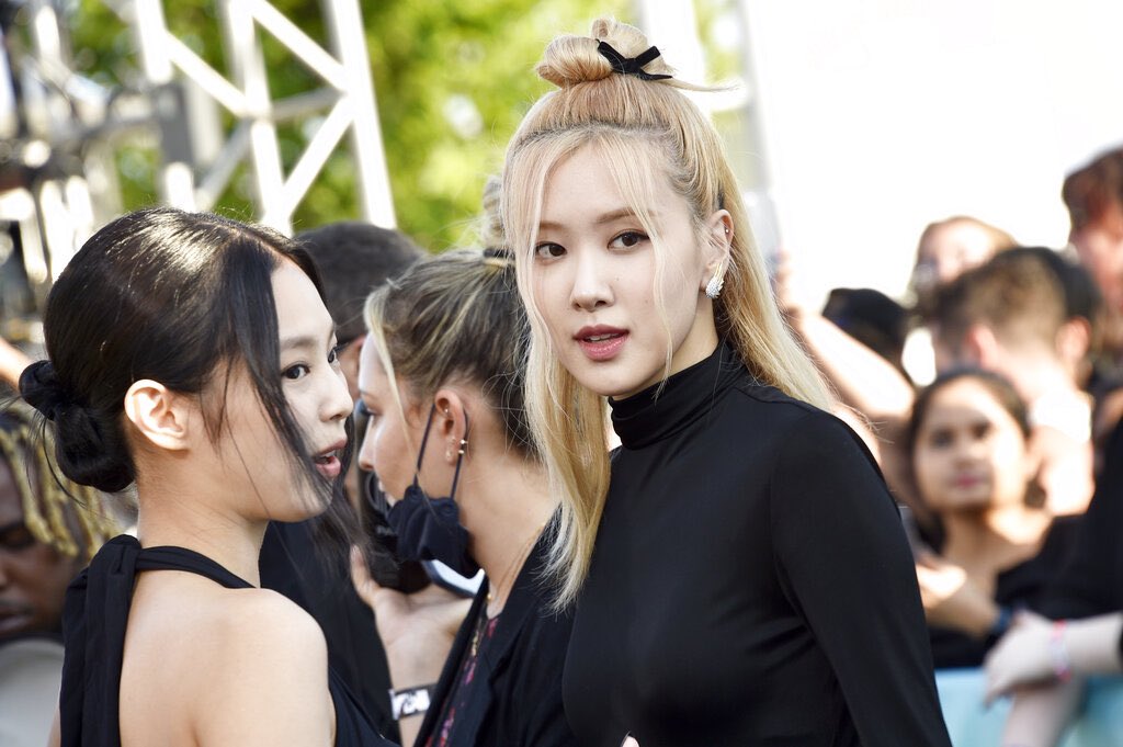 RoseGold_VN's tweet photo. Who gets up early for Rosé ?

ROSÉ ROCKS THE VMA 

#ROSÉ #로제 https://t.co/enQBqeEUP6