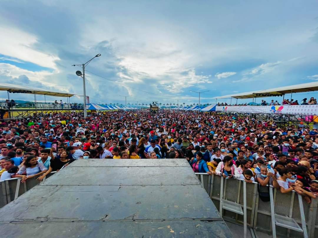 DavidRMedinaC's tweet photo. Ingreso de los Costeros al concierto del millón
https://t.co/L9rrgru4Rb https://t.co/DY2tQsmgPl