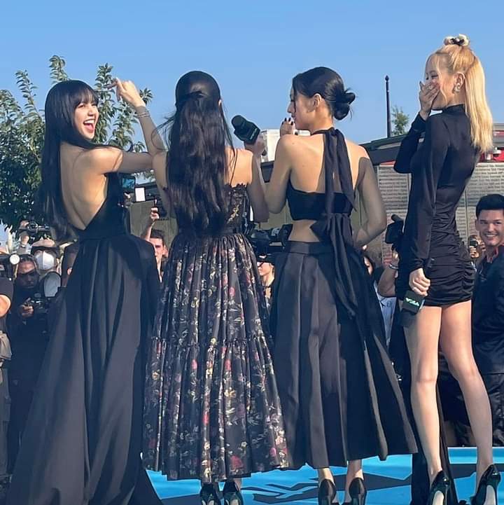 Ntram00's tweet photo. Mê body của bà Rosé 
TASTE THAT VENOM ON VMA 
#BLACKPINKInYourVMAs @BLACKPINK https://t.co/ooRLcCppxc