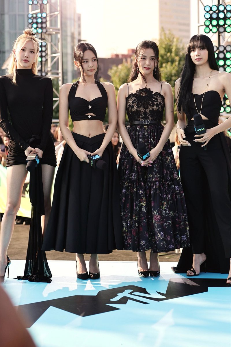 blackpinkbabo's tweet photo. BLACKPINK WON THE BEST METAVERSE AWARD AT THE VMAs! We’re so proud of you girls and we love you 🤍 @Blackpink https://t.co/XsegsGUsL7