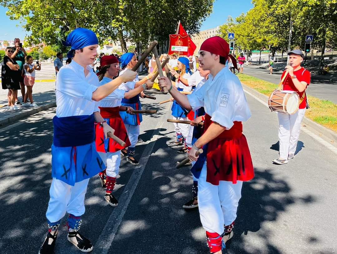 bastoneris's tweet photo. Amb el tirabol final, conclou l'#aplecinternacional2022 Visca el #balldebastons, i visca Cardedeu! Adeus, #Elvas #Alentejo!!!! Estamos muito obrigados por tudo!!!!
😊❤️💙 https://t.co/5aBgmPBGug