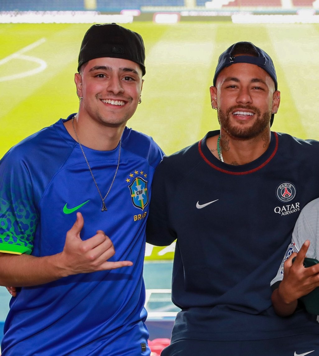 farpadordaloud's tweet photo. carai o Neymar tirou foto com o Coringa vei https://t.co/UyQQELKdW7