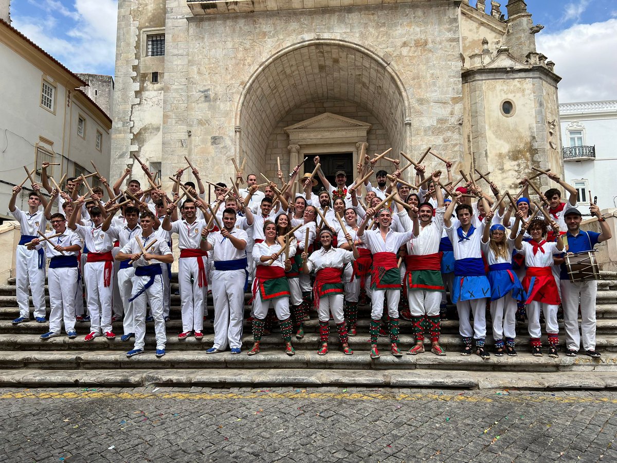 bastoneris's tweet photo. Amb el tirabol final, conclou l'#aplecinternacional2022 Visca el #balldebastons, i visca Cardedeu! Adeus, #Elvas #Alentejo!!!! Estamos muito obrigados por tudo!!!!
😊❤️💙 https://t.co/5aBgmPBGug
