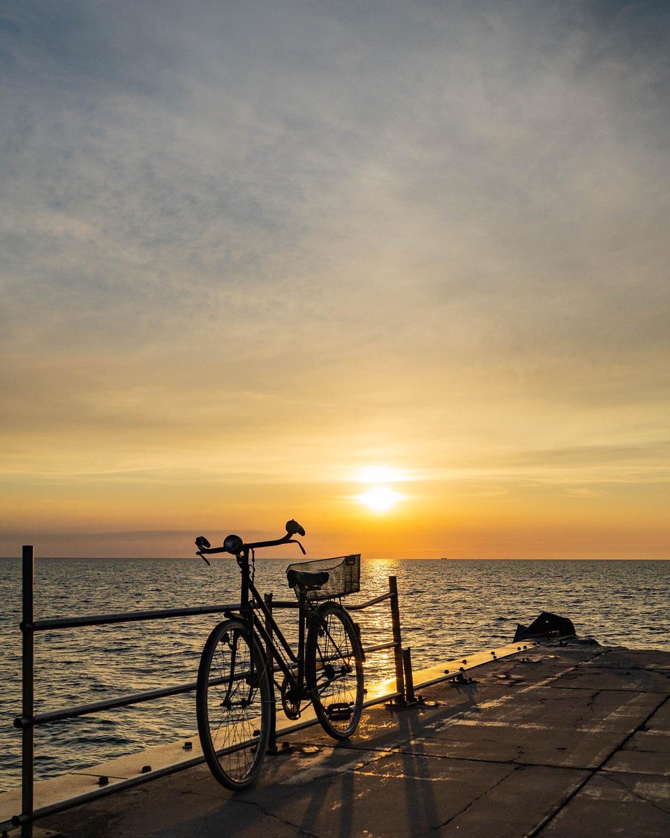 Cbfotoss's tweet photo. In the midst of farewells and melancholy, I took the opportunity to go through the last days in the golden hour.
.
#somosdesenfocados #sunset #sunsetlovers #sunsetphotography #sunsetbeach #sunsetlandscape #sunsetcaptures #italy #calabria #travellingitaly #landscapephotography https://t.co/mPdmylNKsc