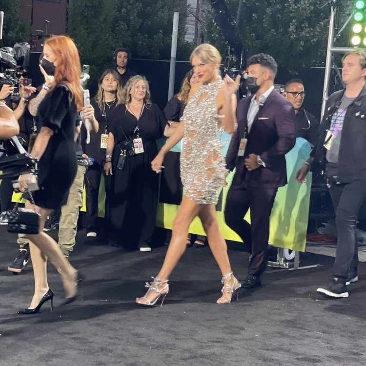 taylorswiftbr's tweet photo. 🚨🚨 VENCEMOS 🚨🚨
TAYLOR ACABOU DE CHEGAR NO #VMAs! https://t.co/uYGJeqEv6J