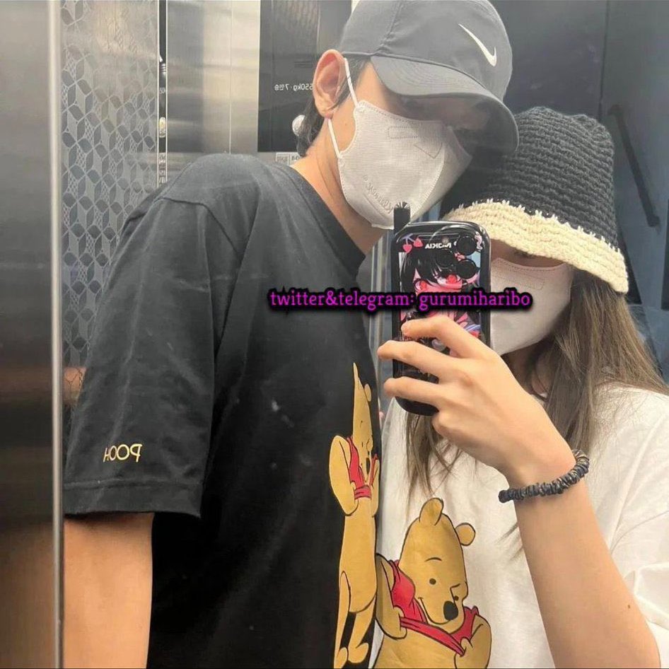 xsvnie's tweet photo. Semakin gk percaya semakin banyak bukti foto taehyung sma Jennie yang keluar. Taennie udah kayak Yamaha semakin di depan! 

Lucu banget woii, taennie pake baju couple gitu https://t.co/VJiJ3rXzCN