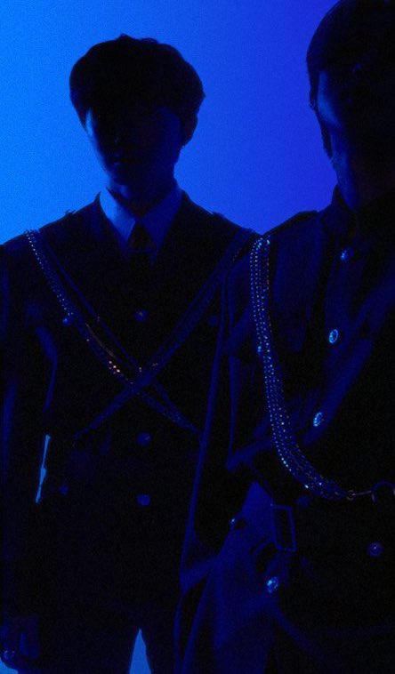 New9wall8's tweet photo. 무대의상이라 해봤자 마크곤잘레스커버낫정장셔츠가디건이 다인 애가
제복에 체인 하네스 https://t.co/8Vl6iBoFIr