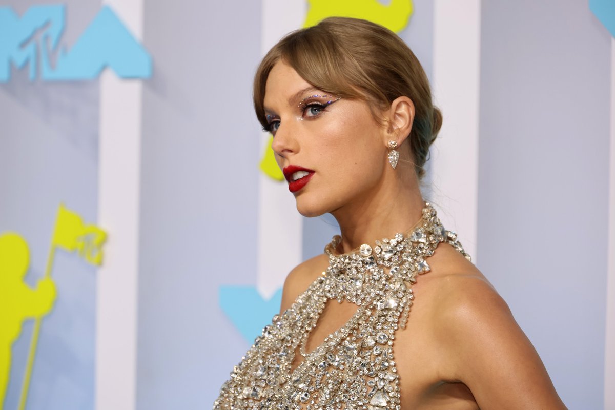 Variety's tweet photo. Taylor Swift sparkles as she arrives to the #VMAs. https://t.co/CCP7nV46jv https://t.co/88pyO7QfzU