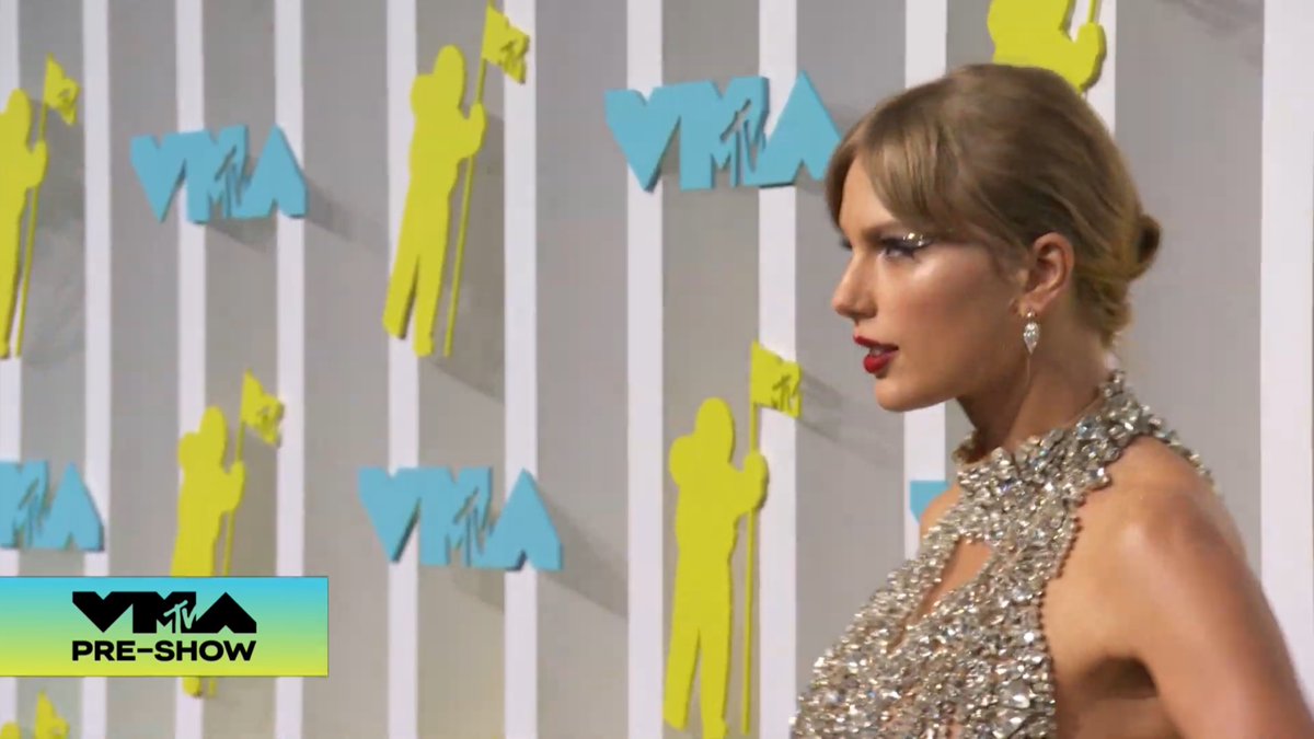 hanah_TV's tweet photo. TAYLOR IS SLAYING @taylorswift13 #partywithvmas https://t.co/VbKlXEED1J