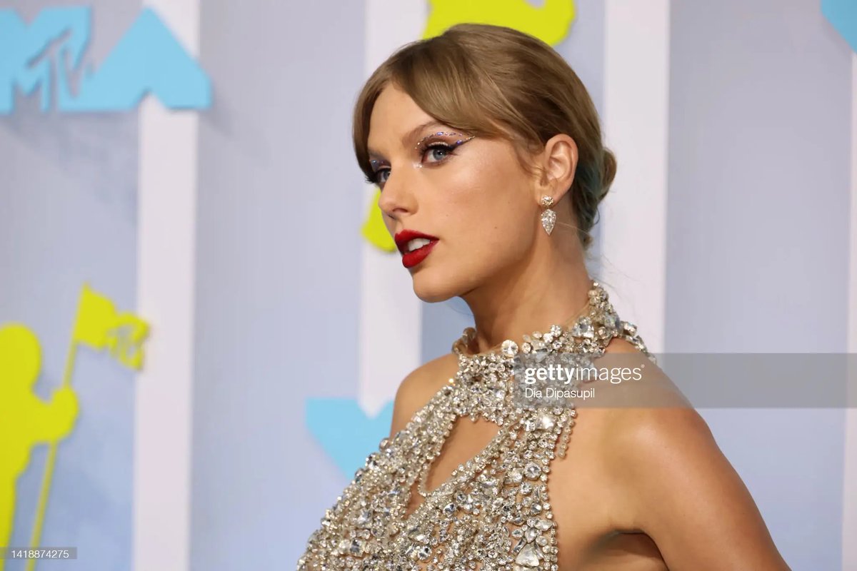 Seanlofficial's tweet photo. Taylor Swift looks like a dream ✨🤩 #VMAs https://t.co/x2BqzVAMKv