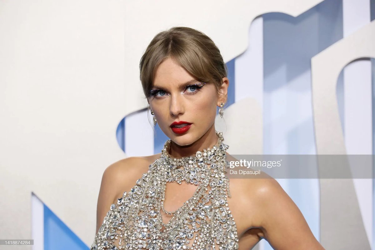 Seanlofficial's tweet photo. Taylor Swift looks like a dream ✨🤩 #VMAs https://t.co/x2BqzVAMKv